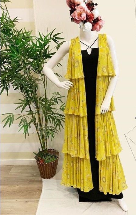 Layer Kurti Designs, Jorjet Kurti Design New, Pakistani Formal Dresses, Shrug For Dresses, Salwar Kamiz, Long Dress Design, Kurti Designs Party Wear, Designer Party Wear Dresses, Stylish Party Dresses