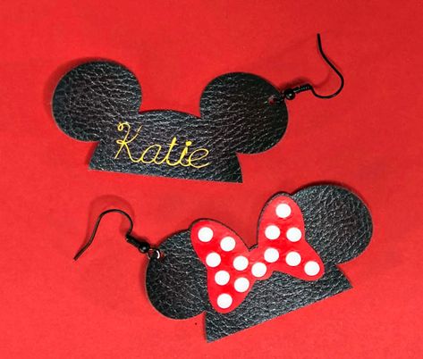 Fun Disney Cricut project! How to make your own Mickey Mouse or Minnie Mouse Faux Leather Earrings using the Cricut Maker and the Cricut EasyPress Mini. Disney Faux Leather Earrings, Diy Faux Leather Earrings Cricut, Diy Disney Earrings, Disney Earrings Diy, Diy Faux Leather Projects, Faux Leather Cricut Projects, Cricut Earrings Diy, Disney Cricut Projects, Earrings With Cricut