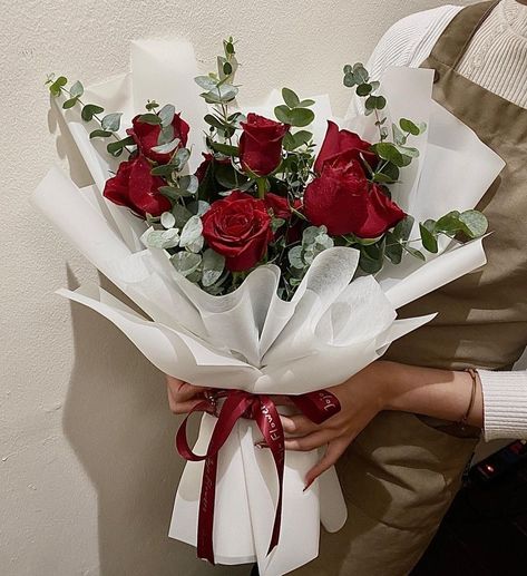 Bouquet For Men Valentines, Flower Bouquet For Men, Man Bouquet, Luxury Bouquet, White Flower Bouquet, Paper Flower Arrangements, Diy Bouquet Wrap, White Rose Bouquet, Luxury Flower Bouquets