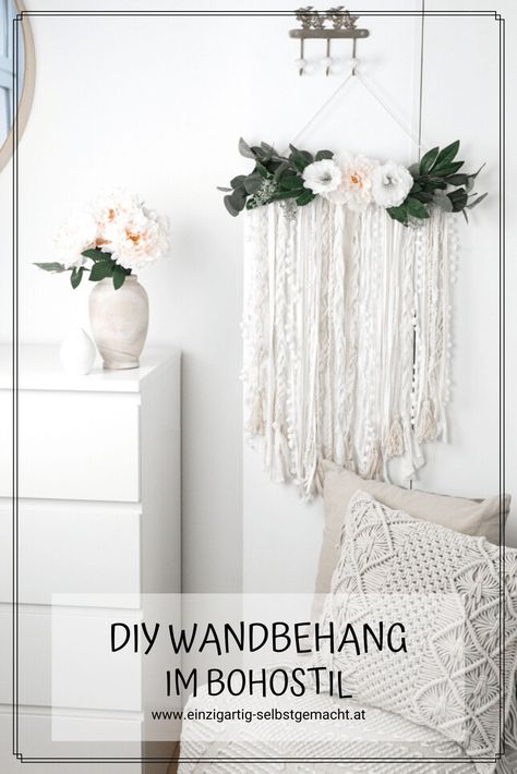 Heute hab ich eine einfache Wandbehang Makramee Anleitung für dich. Für die Makramee Anleitung brauchst du nur einen Stock und Bänder. Schon kannst du das Wandbehang Makramee DIY umsetzen. Der Wandbehang ist außerdem eine schöne Upcycling Idee, da man für das Wandbehang Makramee alte Bänder und alten Stoff verwenden kann. Trotzdem ist es nicht notwendig, den Wandbehang zu nähen. Auf meinem Blog findest du außerdem noch viele weitere Makramee Ideen. Viel Spaß mit deinem Makramee Wandbehang DIY. Makramee Diy, Trash Polka Tattoo, Weihnachten Diy, Trash Polka, Diy Boho, Repurposed Items, Macrame Design, Diy Wall Art, Wall Display