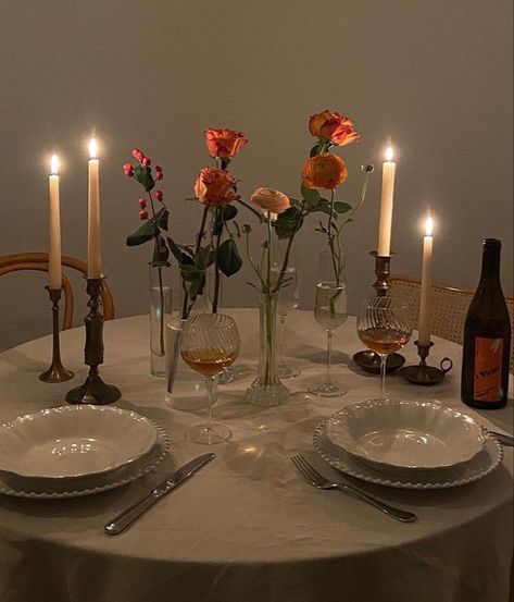 Cena Romantica Aesthetic, Parisian Dinner Party, Parisian Dinner, Romantic Dinner Tables, Romantic Dinner Decoration, Birthday Dinner Party, Romantic Table, Dinner Party Table, Dinner Table Setting