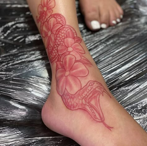 Cute Foot Tattoos, Cute Thigh Tattoos, Hand Tattoos For Girls, Cute Hand Tattoos, Pretty Hand Tattoos, Foot Tattoos For Women, Red Tattoo, Black Girls With Tattoos, Red Ink Tattoos