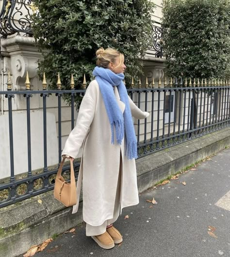 European Fashion Cold Weather, Parisian Lazy Outfit, Casual Office Outfits Fall, New York Winter Outfit Christmas, Long Beige Coat Outfit Winter, German Market Outfit, Classy Rich Lifestyle, New York Coat Outfit, Long Line Coat Outfit Winter