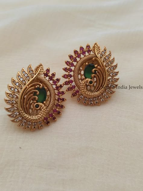 South India Jewels Earrings, Gold Ear Designs, Gold Earrings With Stones, Traditional Earrings Gold, Antique Earrings Studs, Ear Rings For Women, Earrings Gold Indian, Studs Earrings Gold, Gold Earrings Design