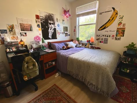 Rocker Dorm Room, Quirky Dorm Room, 90s Dorm Room Aesthetic, Alt College Dorm, 80s Dorm Room, Smith College Dorm, Vcu Dorm, Grunge College Dorm, Small Uni Room Ideas Uk