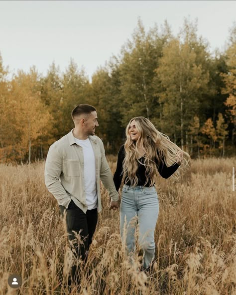 Field Photoshoot Couples Fall, Couples Fall Outfits Matching, Outfit For Couple Photoshoot, November Couple Photoshoot Outfits, Cute Fall Couples Outfits, Couple Outfits Ideas Photoshoot, October Pictures Fall Couple, Photo Shoot Couple Outfit Ideas, Men’s Engagement Picture Outfit