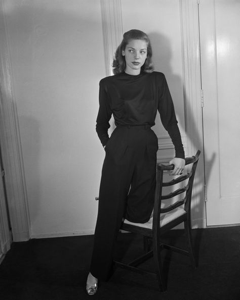 Lauren Bacall's Impeccable Style: Our Favorite Timeless Looks | Ravishly 40s Mode, Lauren Bacall, Classic Actresses, 40s Fashion, Dressed To The Nines, 1930s Fashion, Celebrity Babies, Hollywood Fashion, 1940s Fashion