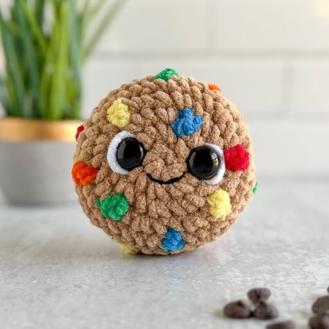 Crochet Chocolate Chip Cookie, Crochet Chocolate Bar, Knitting Plushies, Sew Plushies, Fidget Diy, Crochet Trinkets, Cookies Crochet, Crochet Cookies, Cookie Crochet