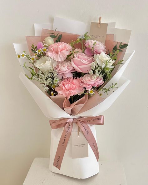 Soft Flower Bouquet, Thank You Bouquet, Flower Bouquet Ideas Gift, Grad Flowers Bouquet, Flower Bouquet For Birthday, Birthday Bouquet Flowers, Pink White Bouquet, Flower Bouquet Aesthetic, Small Bouquet Of Flowers