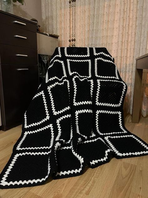 Instantly Cozy: Chunky Crochet Blanket Patterns for Fast Crafting Granny Square Blanket Black And White, Crochet Black Blanket, Crochet Blanket Black And White, Black Granny Square Blanket, Crochet Ideas Blankets, Black White Crochet Blanket, Black Crochet Ideas, Black Yarn Crochet Ideas, Black And White Crochet Blanket