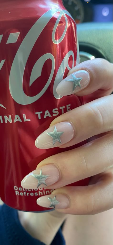 Star Inspo Nails, Silver Stars On Nails, Metalic Star Nails, White Nails Silver Stars, White And Silver Star Nails, Silver Star Acrylic Nails, Y2k Nails Acrylic Stars, Star Summer Nails, Chrome Nails Inspiration