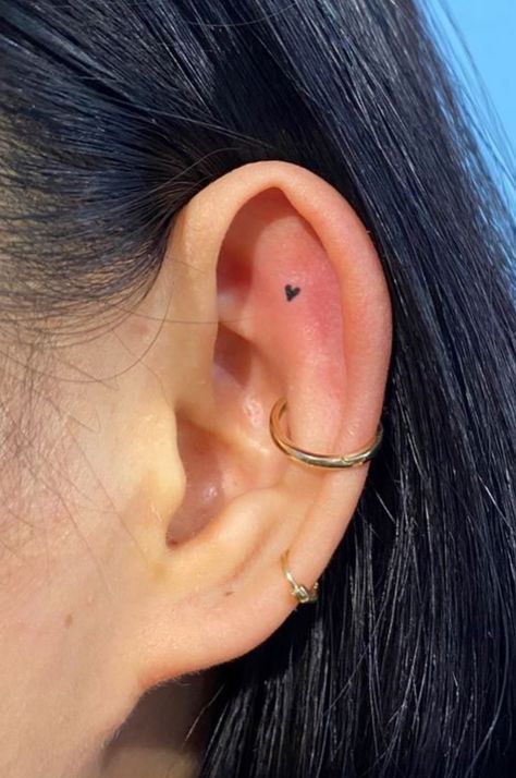 Tattoo Ideas On Ear, Small Tattoos On Ear, Tattoo In The Ear, Tattoos Inspo Aesthetic, Cute Simple Line Work Tattoos, Permanent Jewelry Tattoo, Small Tattoos For Women Aesthetic, Unique Birthdate Tattoo, Tattoo In Ear Ideas