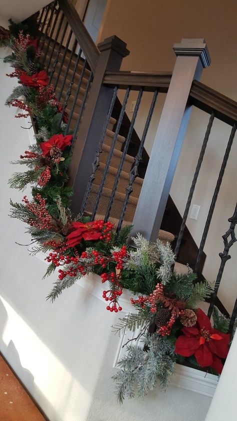 Christmas Wreath On Stairs, Stair Railing Christmas Decorating Ideas, Decoration Cage Escalier, Stairs Decor Ideas, Christmas Banister, Christmas Stairs Decorations, Farmhouse Stairs, Stairs Decor, Christmas Staircase Decor