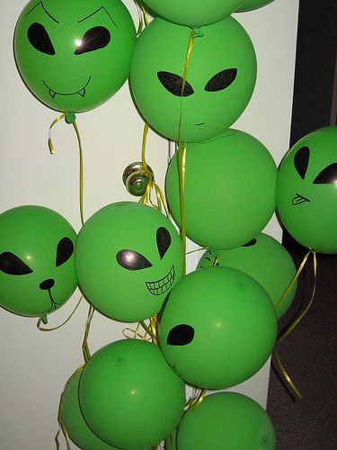 Aliens! Pode-se substituir a bexiga por lanternas chinesas.;)                                                                                                                                                                                 Mais