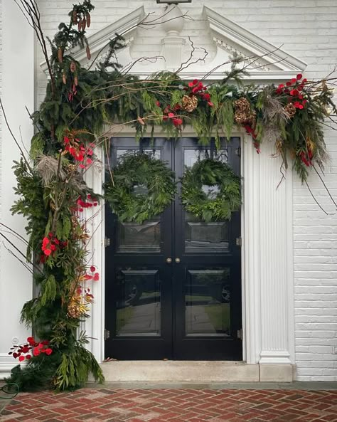 Exterior Holiday Decorations, Storefront Christmas Decor, Christmas Front Window Decor, Christmas Outside Decorations Porches, Christmas Restaurant Decorations, Christmas Decoration Restaurant, Christmas Decor Restaurant, Christmas Garland Front Door, Christmas Door Arch