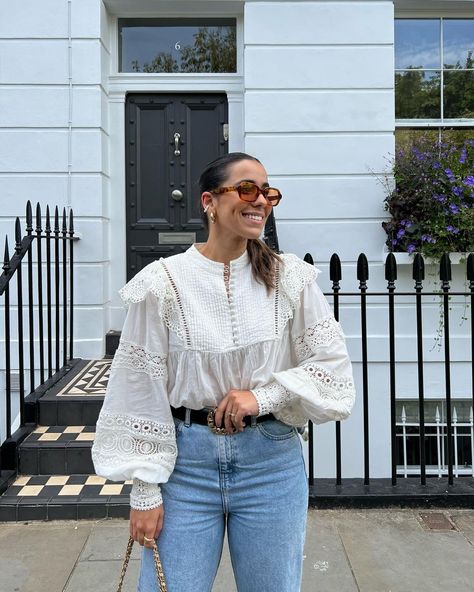 White Floral Blouse Outfit, White Blouse Outfit Casual, Jeans And White Top Outfit, White Blouse With Jeans, Crochet Blouse Outfit, Vintage Blouse Outfit, White Top And Jeans Outfit, Jeans Blouse Outfit, Floral Blouse Outfit