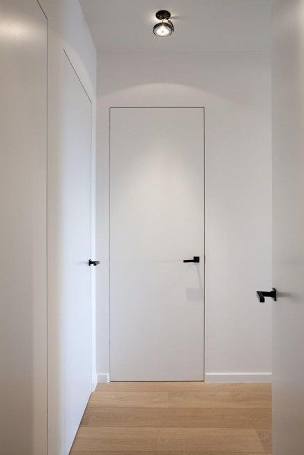 Flush Door Jambs and Hidden Hinges — Mid Century Modern Interior Designer - Portfolio Modern Door Trim, Mid Century Modern Interior Doors, Black Modern Interior, Interior Door Trim Ideas, Dold Dörr, White Bedroom Door, White Interior Door, Simple Apartment Decor, Interior Door Hinges