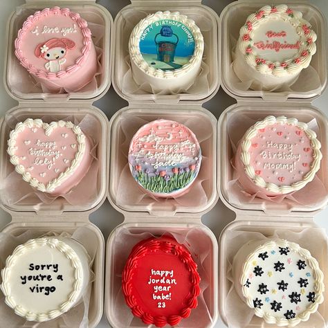 Small Lunch Box Cakes, Mini Cakes In Boxes, Cute Bento Cakes Aesthetic, Bento Box Dessert Ideas, Cute Lunchbox Cake Ideas, Mini Bento Cakes Ideas, Bento Box Cakes Ideas, 4 Inch Bento Cake, Lunch Box Cakes Birthday