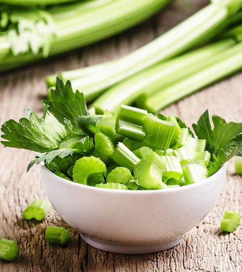 30 Amazing Benefits Of Celery For Skin, Hair, And Health Treating Sinus Infection, Benefits Of Witch Hazel, Benefits Of Mango, Smoked Beef Short Ribs, Mango Health Benefits, Mango Leaf, Negative Calorie Foods, Hydrating Foods, Mango Leaves