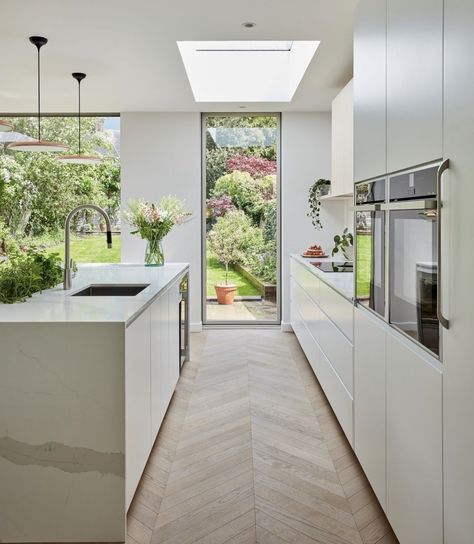 Desain Pantry, London Kitchen, Kitchen Clean, White Kitchen Design, Scandinavian Kitchen, Living Kitchen, House Design Kitchen, White Modern Kitchen, Modern Kitchen Design Luxury