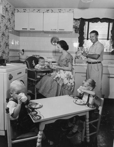 Life in the 1950s | Posted by Connie, Orlando at 1:36 PM Vintage Housewife, Retro Housewife, Baby Seat, Old Photographs, Photo Vintage, Vintage Life, Vintage Pictures, The Good Old Days, Vintage Love