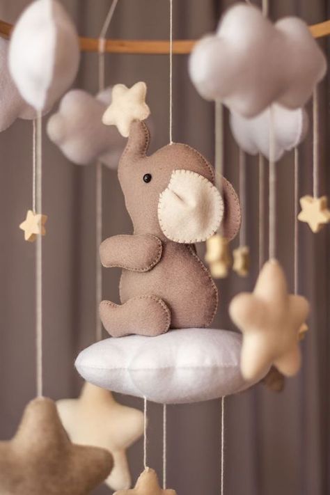 Elephant Baby Mobile, Neutral Baby Room, Diy Baby Mobile, Baby Room Neutral, Baby Elefant, Baby Room Inspiration, Nursery Room Inspiration, Cunas Para Bebes, Baby Crib Mobile