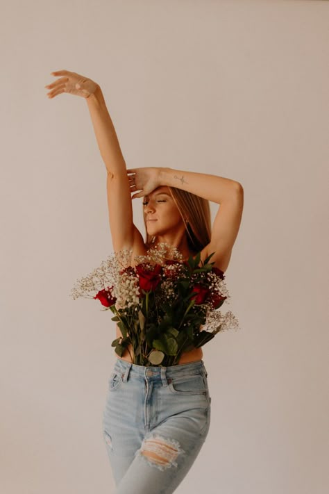 Photoshoot Ideas Flower Top, Small Photoshoot Ideas, Self Portrait Photography Flowers, Budior Photoshoot Ideas Flowers, Women Flowers Photography, Flower Boutique Photoshoot, Flower On Chest Photoshoot, Roses Top Photoshoot, Flower Bouquet Photoshoot Aesthetic