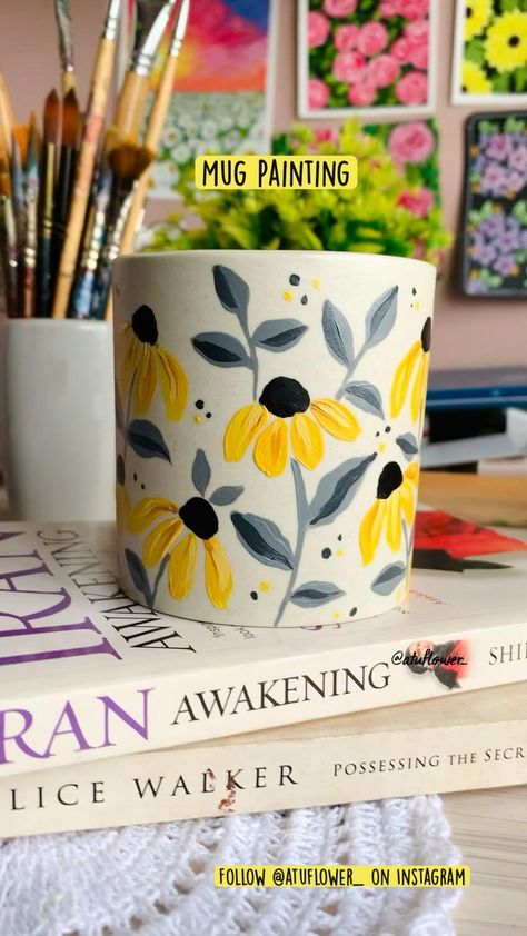 Mug Painting, Diy Keramik, Plant Pot Design, Diy Pottery Painting, Flower Pot Art, نباتات م�نزلية, Painted Pots Diy, Diy Glass Bottle Crafts, Pottery Painting Designs