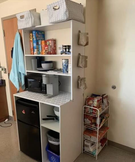 College Dorm Pantry, Dorm Tv Stand Ideas, Mini Fridge Dorm Ideas, Dorm Space Saving Ideas, Tv In Dorm Room, Mini Fridge In Bedroom Ideas, Bathroom Dorm Ideas, Dorm Room Kitchenette, Dorm Tv Stand