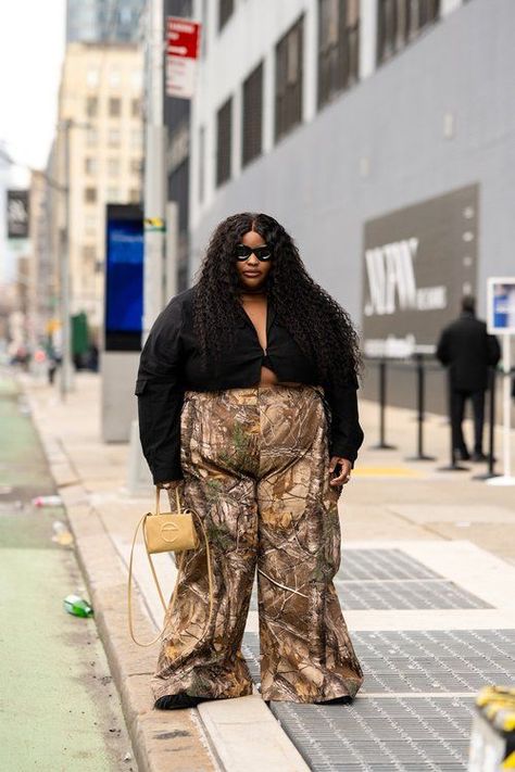 Camo pants street style outfit spotted at New York Fashion Week 2023 - Save this pin and follow here on Pinterest for more street style and street fashion outfit inspo captured by Karya Schanilec NYC fashion photographer. Ny Fashion Week 2023 Street Style, New York Fashion Week Street Style 2023, New York Street Style Fall 2023, Ny Street Style 2023, Fall2023 Fashion Trends, Fall 2023 Fashion Trends Street Style, Mood Board Pictures, Nyc Street Fashion, Easy Summer Outfits