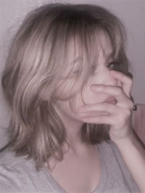 Short Layered Haircuts Wolfcut, Short Blonde Grunge Hair, Short Grunge Haircuts For Women, Shoulder Length Grunge Haircut, Medium Fluffy Haircuts, Short Blonde Hair Aesthetic Grunge, Wolfcut Blonde Hair Short, Layers In Thinner Hair, Medium Hair Styles Aesthetic