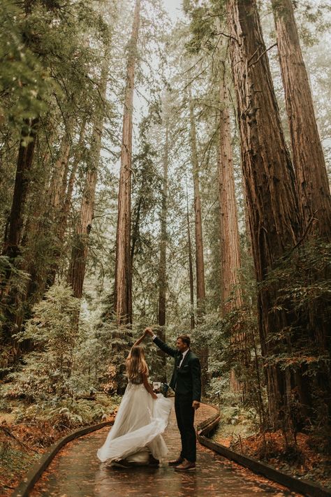 Shooting Photo Couple, Forest Engagement Photos, Wedding Fotos, Forest Theme Wedding, Forest Engagement, Wedding Portrait Poses, Enchanted Forest Wedding, Muir Woods, Wedding Picture Poses