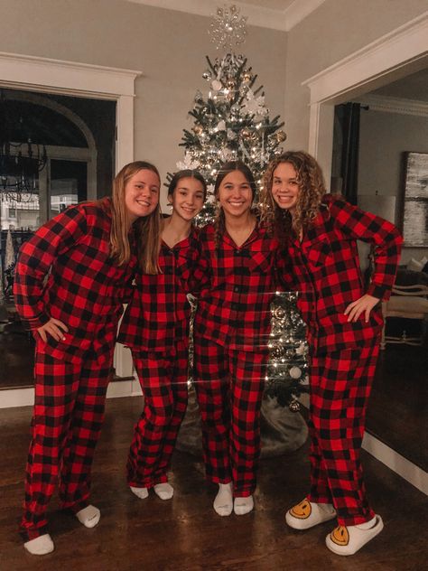 Friend Group Matching Christmas Pjs, Christmas Pajamas Girls Night, Pijama Christmas Pictures, Matching Christmas Pjs Friend Group, Christmas Pijama Aesthetic, Matching Pjs Friends Aesthetic, Christmas Outfit Home, Christmas Pyjamas Friends, Christmas Pjs Aesthetic Family