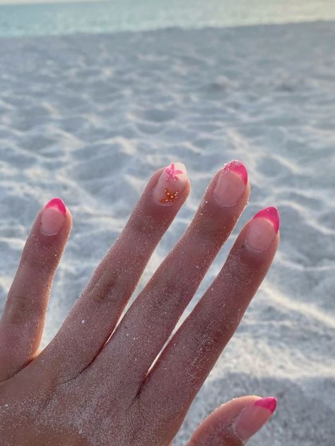 Cute Summer Nails For The Beach, Trendy Easy Nails, Beachy Nail Inspo Short, Nails For Charleston, Nail Design No Acrylic, Preppy Nail Designs Summer, Preppy Summer Nails Almond, Nail Inspo For Vacay, Short Beach Nails Gel