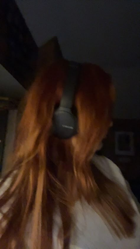 Ginger Snapchat, Ginger Girl Pfp, Dark Ginger Hair Aesthetic, Ginger Aesthetic Faceless, Ginger Hair Pfp, Red Head Faceless Aesthetic, Red Hair Astethics, Red Head Mirror Pic, Long Ginger Hair Aesthetic