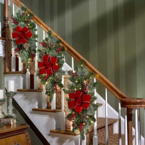 Christmas Stairs Decorations, Christmas Staircase Decor, Christmas Stairs, Christmas Staircase, Classic Christmas Decorations, Staircase Decor, Christmas Decorations Ideas, Christmas Present Ideas, Christmas Decorating Ideas