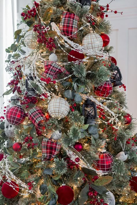 Living Room Christmas Tree, Room Christmas Tree, Red Plaid Christmas, Diy Christmas Tree Topper, Flocked Christmas Trees Decorated, Christmas Tree Decorating Themes, Living Room Christmas, Creative Christmas Trees, Tartan Christmas