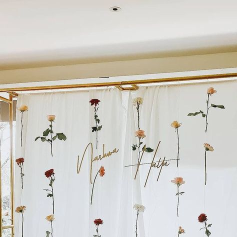 𝒚𝒐𝒖𝒓 𝒆𝒗𝒆𝒏𝒕 𝒅𝒆𝒄𝒐𝒓𝒂𝒕𝒐𝒓 🎊 on Instagram: "Beautiful hanging flower backdrop will be your beautiful companion in your special day! 🌹 . . Customized Flower Backdrop for our beautiful client @nashataqi at Bistro Raffles Cibubur . . #backdropsweetseventeen #dreamdecor  #whatsyourdream #decorationsweetseventeen #decoration #dekorjakarta #dekorsweetseventeen #dessert #sweetseventeen #sweetseventendekor #sweetseventeendress #sweet16 #partydecoration  #partydecorationjakarta #hangingflowerbackdrop #flowerbackdrop #tablesetting #tabledecor #tablesettingjakarta #tablesettingjkt #bridalshowerjkt #dekorbridaljkt #newyear #photography #bridalshower #jktbridalshower #greentablerunner #desserttablejakarta #desserttablemurah #caketable" Dangling Flowers Backdrop, Hanging Flowers Backdrop, 2024 Backdrop, Baby In Bloom Backdrop, Hanging Flower Backdrop, Pose Prewedding, Flower Backdrop Wedding, Engagement Decor, Flower Curtain