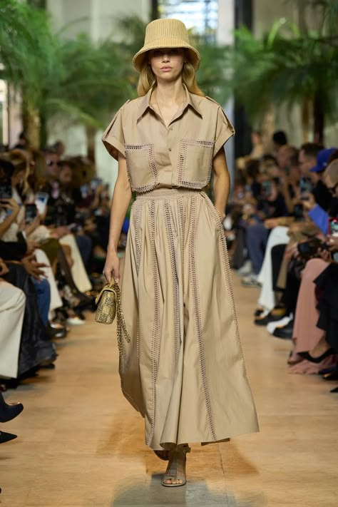 Elie Saab Spring 2025 Ready-to-Wear Runway, Fashion Show & Collection Review [PHOTOS] Runway Moments, Embroidered Tulle Dress, Designer Sportswear, 2025 Fashion Trends, Elie Saab Spring, Collection Couture, Boutique Couture, Spring 2025, Runway Trends