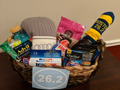 Keep the runners warm, fueled, and anti-inflamed! Marathon Care Package Ideas, Runner Gift Basket, Post Marathon Gift Basket, Runners Gift Basket, Marathon Gift Basket, Car Gift Basket Ideas, Car Gift Basket, Sports Gift Basket, Marathon Ideas