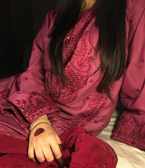 you are in a desi girl’s eid edit🌙🪞✨🥀 #aesthetic #eidmubarak #eidfit #eidoutfit #eiddress #girlygirl #red #pink #eid #desi #desigirl #eidglam #gajra #chooriyan #mehndi #henna #girlies #pinterest #pinterestgirl #desipinterest desi girl, eid, eid al fitr, eid mubarak, glam, glam girls, pretty girls, gajray, jhumkay, chooriya, happy girls, eid Eid Photoshoot Ideas At Home, Photoshoot Ideas At Home Aesthetic, At Home Aesthetic, Eid Photoshoot, Fitr Eid, Photoshoot Ideas At Home, Eid Photoshoot Ideas, Modest Casual Outfits, Desi Fits