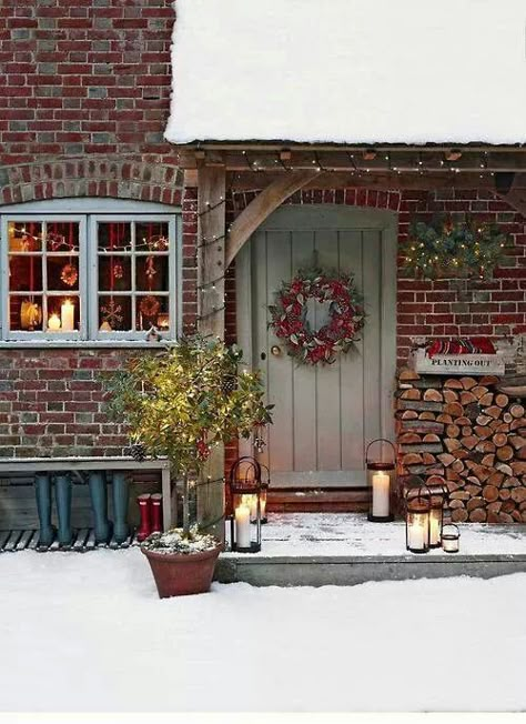 Natal Country, Balkon Decor, Red Brick House, Christmas Garden, Modern Country, Garden Cottage, Country Christmas, Brick House, Outdoor Christmas Decorations