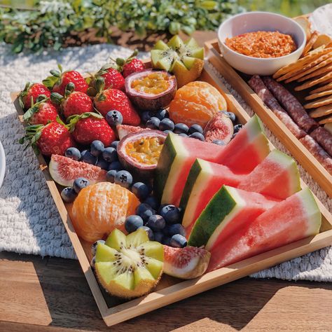 Fruits For Picnic, Low Budget Picnic Ideas, Fruit Platter Picnic, Fruit Picnic Ideas, Fruit For Picnic, Fruit Picnic Aesthetic, Picnic Fruit Platter, Indoor Picnic Food Ideas, Picnic Fruit Ideas