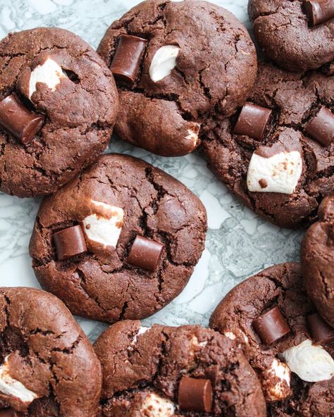 2,251 Me gusta, 63 comentarios - Catherine Perez, MS, RD (@plantbasedrd) en Instagram: "Is it too late for some more holiday cookie recipes? 🎅🏽 I’m pumped it’s cookie season and I’m…" Chocolate Marshmallow Cookie, Vegan Recipes Dessert, Double Chocolate Chip Cookie Recipe, Fudgy Cookies, Mexican Hot Chocolate Cookies, Double Chocolate Chip Cookie, The Starch Solution, Whole Wheat Pastry Flour, Chocolate Marshmallow Cookies