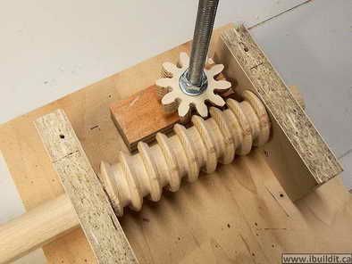 Worm Drive, Wooden Gears, Woodworking Chair, Intarsia Woodworking, Woodworking Box, Woodworking Toys, Woodworking Patterns, Woodworking Joints, Woodworking Table