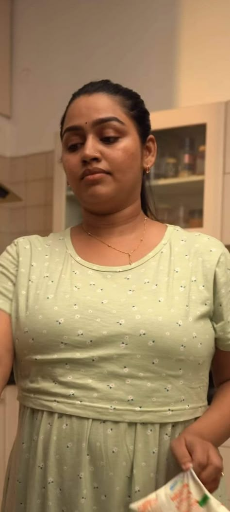 Gayathri Yuvaraj, Tamil Selvi, Face Photo, Face Images, Beautiful Smile Women, Latest Pics, Fit Mom, Beautiful Smile, India Beauty