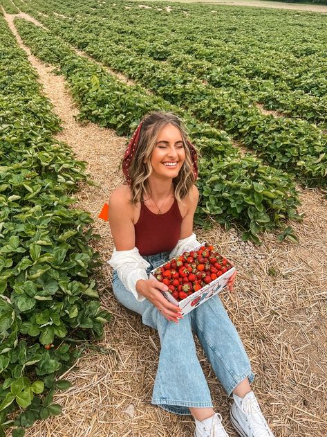 Raspberry Picking Outfit, Strawberry Field Outfit, Strawberry Patch Outfit Ideas, Fruit Picking Photoshoot, Strawberry Picking Outfit Aesthetic, Cute Strawberry Picking Outfits, Strawberry Picking Photoshoot, Berry Picking Photoshoot, Strawberry Patch Photoshoot