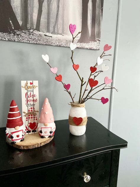 diy valentines day crafts Valentine’s Day Centerpiece Kids, Diy Valentine's Day Decorations For Office, Simple Valentines Decorations, Diy Vday Decor, Valentine Button Crafts, Valentines Centerpiece Ideas Diy, Valentines Vase Ideas, Diy Valentines Table Decorations, Dollar Tree Valentines Diy Decor