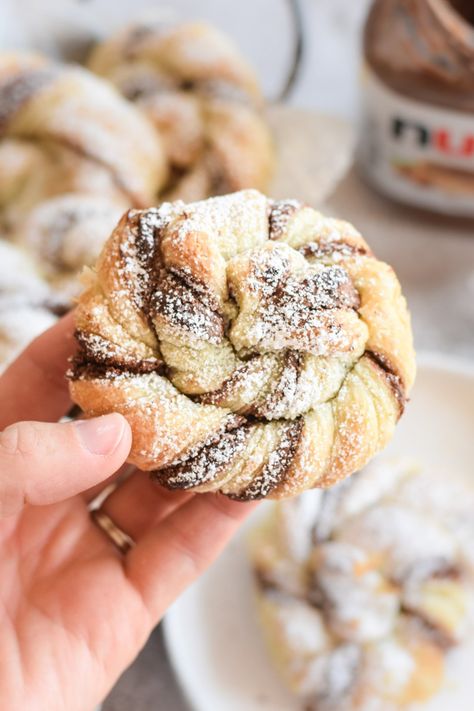 Nutella Puff Pastry Nutella Knots Recipe, Nutella Bread Twist, Nutella Pastry Knots, Easy Nutella Puff Pastry Recipes, Pie Crust Nutella Recipes, Nutella Puff Pastry Snowflake, Nutella Puff Pastry Recipes Christmas, Nutella Pastry Star Wreath, Puff Pastry Recipes With Nutella