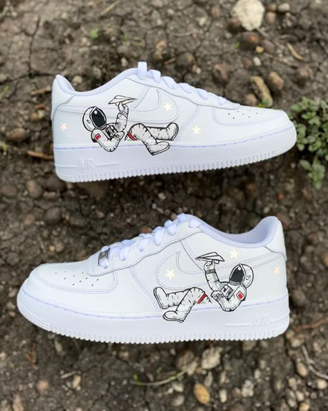 Astronaut Air Force 1 Custom Check more at https://danielcustoms.com/product/astronaut-air-force-1-custom/ Designed Air Force 1, Shose Design 2022, Custume Shoes, Custom Air Force 1 Diy, Air Force 1 Art, Air Force 1 Design, Air Force Custom, Tenis Air Force, Air Force One Shoes